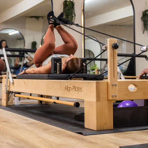 M8-Pro - Reformer de Pilates de madera de arce con cajón para sentarse